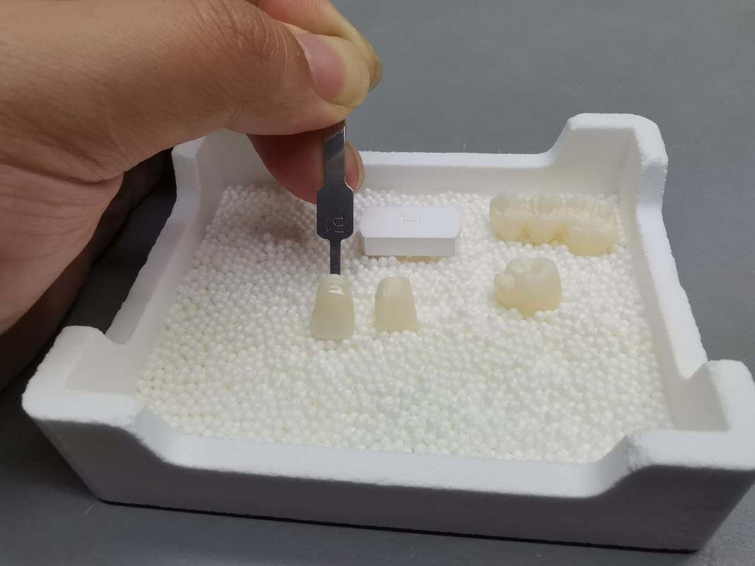 3D Plus Multilayer 43% -57% 6 Layers 3D Multi-layer Zirconia Dental Block / Zirconia Blank Disc for CAD CAM Opening System