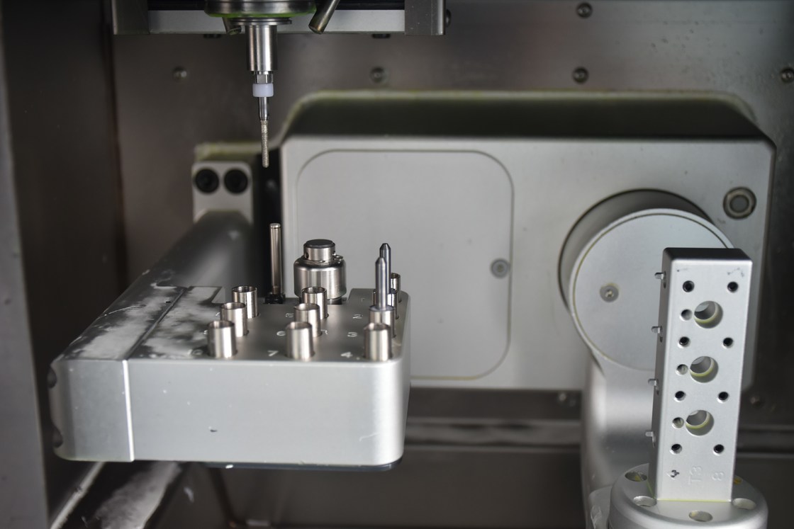 Yucera YRC-6X 5 Axis Wet Dental Dental Cad Cam Milling Machine Best Price