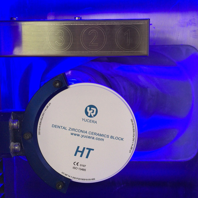 YUCERA 4 eksen 5 eksen CAD CAM Diş Freze Makinesi Zirkonyum Zirkonya Blokları Cam Seramik Acclarent ve Diğer Diş Ekipmanları için