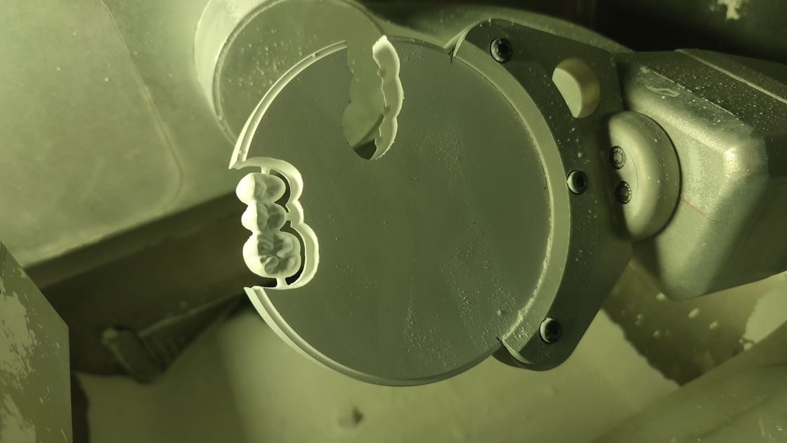 Yucera 5 eksenli Freze Makinesi YRC-5X Cad Cam Diş Laboratuvarı Frezeleme için Zirkonya Malzemesi